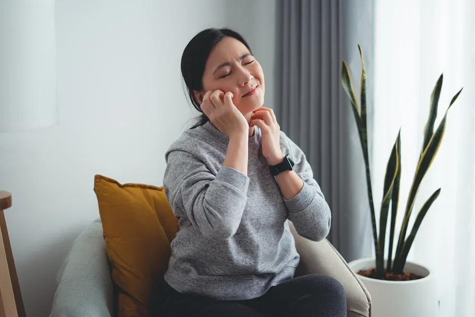 a woman scratches her rashes