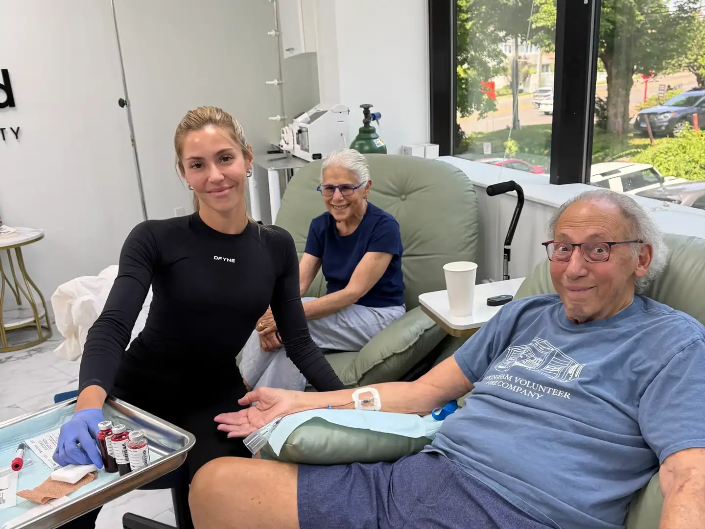 Integrative oncology treatment bay — infusion recliner, tumor-marker panel, artesunate and mistletoe ampoules